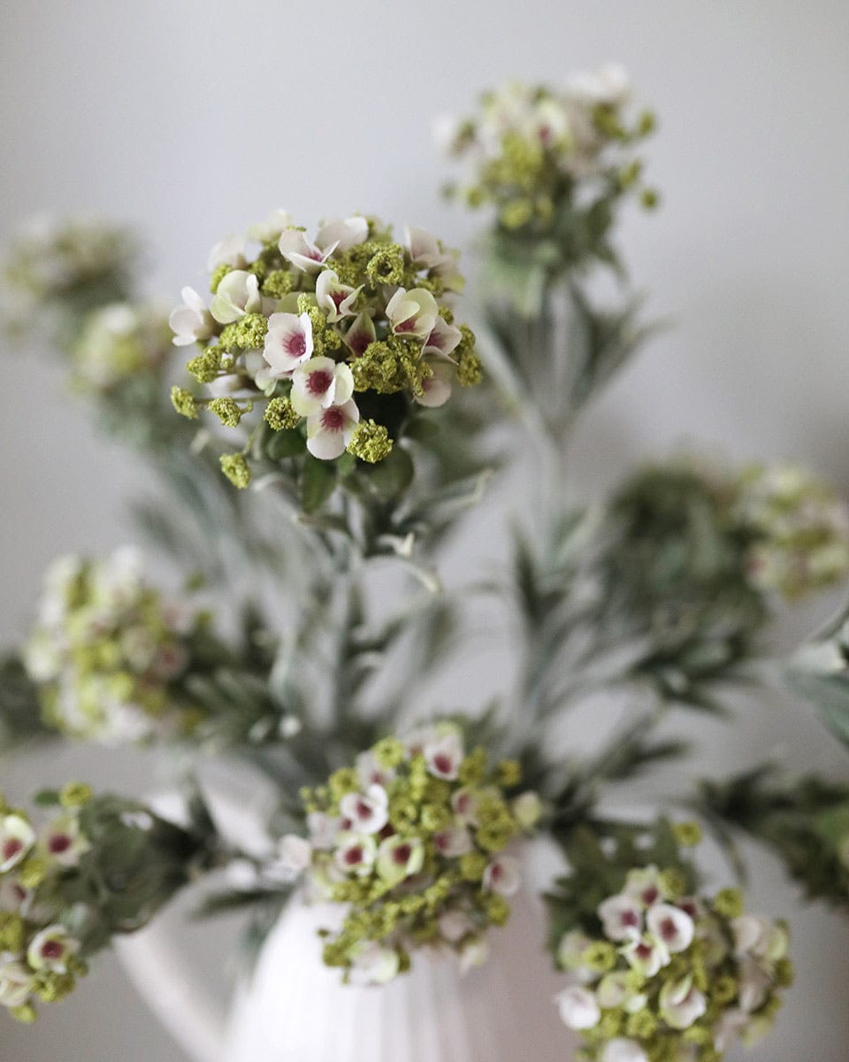 Details of Arrangement of Mountain Bloom Flowers