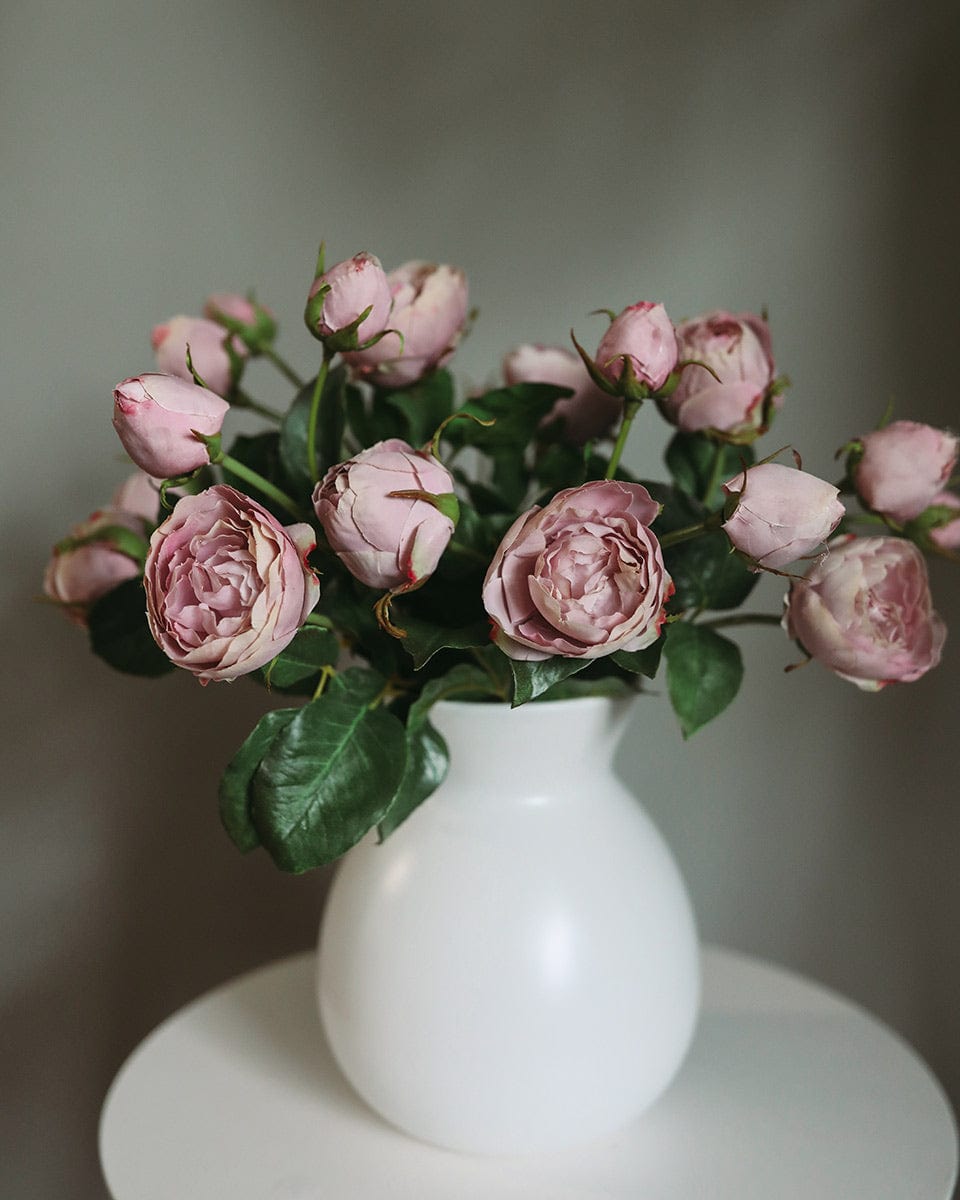 Flower Arranging Purple Roses in Vase for Home